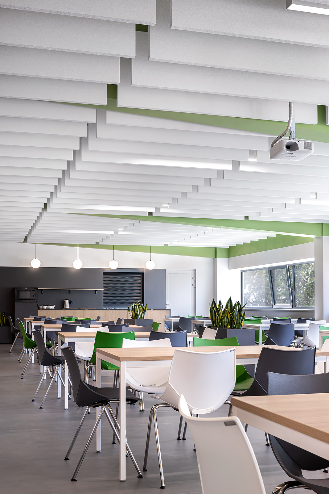 Na suficie znajduje się także rzutnik, pomocny podczas organizowanych spotkań w kantynie.